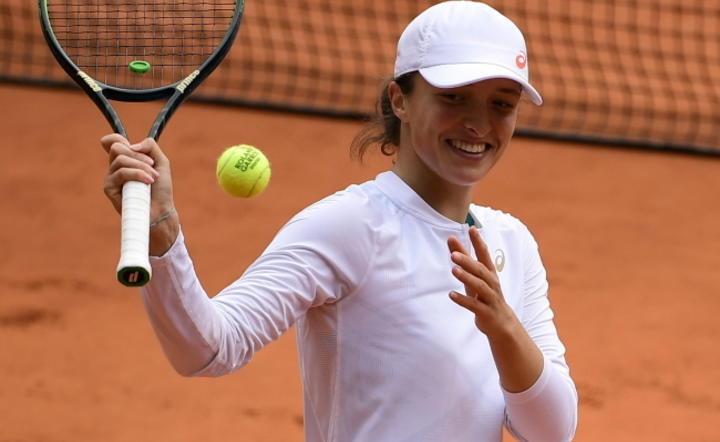 finalistka French Open Iga Świątek / autor: AP/EPA/JULIEN DE ROSA