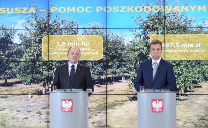Ministrowie Marek Sawicki i Andrzej Halicki informują o rządowych decyzjach w sprawie przeciwdziałaniu skutkom suszy w rolnictwie, fot. PAP/Radek Pietruszka