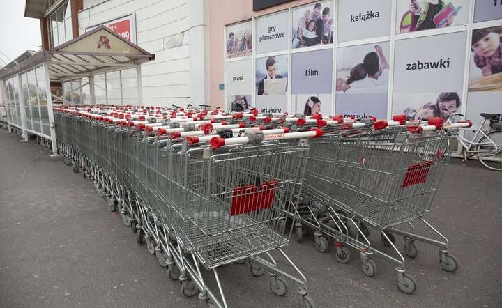 Hipermarkety pokonały dyskonty!
