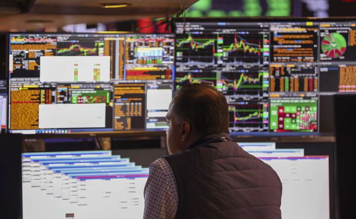 Maklerzy na parkiecie giełdy NYSE w Nowym Jorku / autor: PAP/EPA/SARAH YENESEL