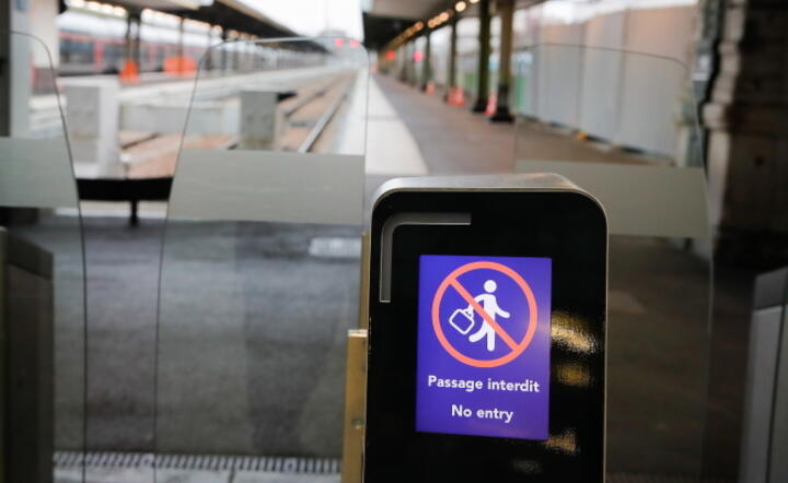 Dworzec Gare de Lyon podczas nowego dnia ogólnokrajowego strajku przeciwko planowanej przez rząd reformie systemu emerytalnego. / autor: PAP/EPA/TERESA SUAREZ