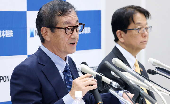 Szef Nippon Steel Corporation Eiji Hashimoto (L) i wiceprezes Takahiro Mori (P) na konferencji w Tokio / autor: PAP/EPA/JIJI PRESS