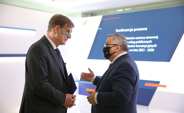 Minister Andrzej Adamczyk (P) i Krzysztof Mamiński, prezes PKP (L) / autor: PAP
