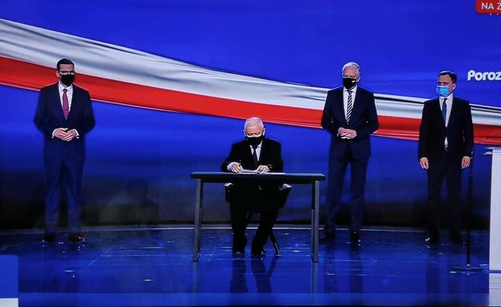 podpisanie Polskiego Ładu, prezes PiS Jarosław Kaczyński, premier Mateusz Morawiecki i dwóch wicepremierów / autor: fotoserwis PAP