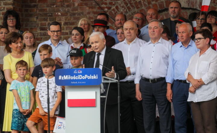 Wicepremier, prezes PiS Jarosław Kaczyński, premier Mateusz Morawiecki, minister aktywów państwowych Jacek Sasin, minister - członek Rady Ministrów Henryk Kowalczyk, minister rodziny i polityki społecznej Marlena Maląg i była premier, europosłanka Beata Szydło podczas pikniku rodzinnego w Domu Polonii w Pułtusku / autor: PAP/Paweł Supernak