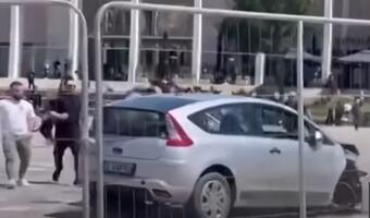 Dramatyczne sceny! Chciał rozjechać ludzi czekających na szczepionkę [wideo]
