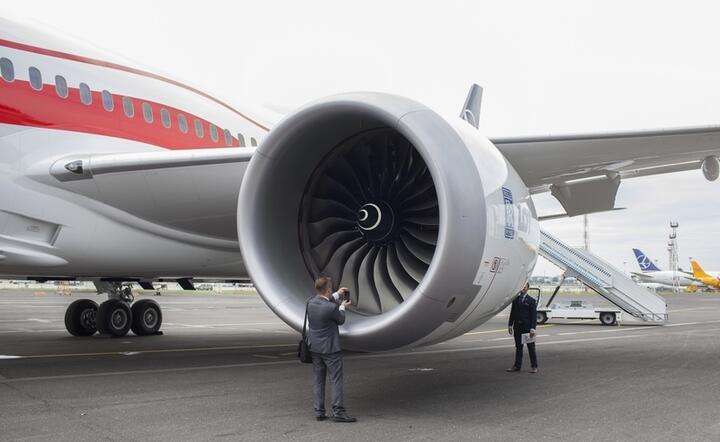 Na zdjęciu nowy samolot Boeing Dreamliner 787, który 28 czerwca 2018 r. wylądował na Okęciu w barwach narodowych dla uczczenia 100-lecia odzyskania niepodleglosci / autor: Andrzej Wiktor