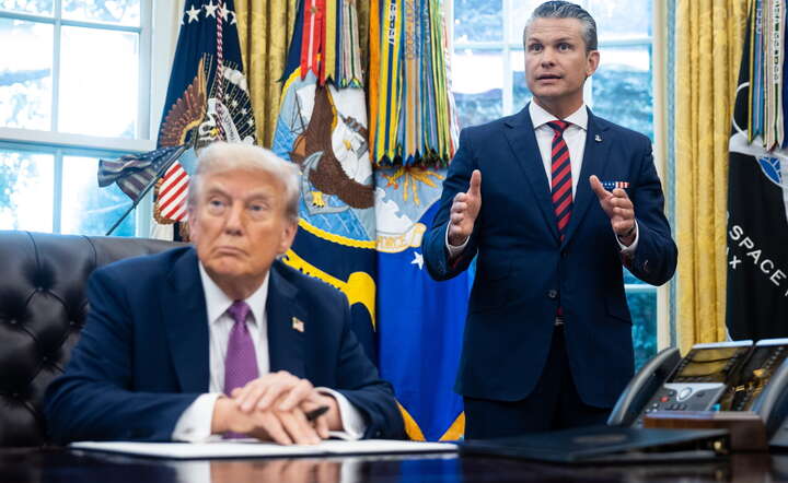 Prezydent Donald Trump (L) i sekretarz wojny (według nowej nomenklatury) Pete Hegseth (P) w Białym Domu / autor: PAP/ EPA/FRANCIS CHUNG