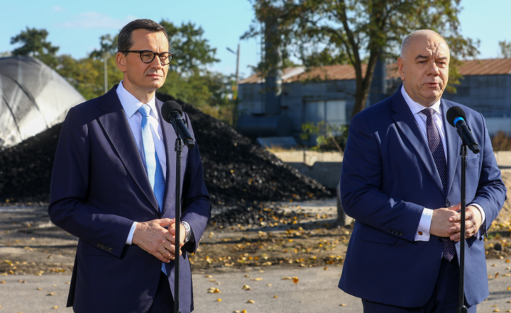 Premier Mateusz Morawiecki (L) i wicepremier, minister aktywów państwowych Jacek Sasin (P)  / autor: PAP 