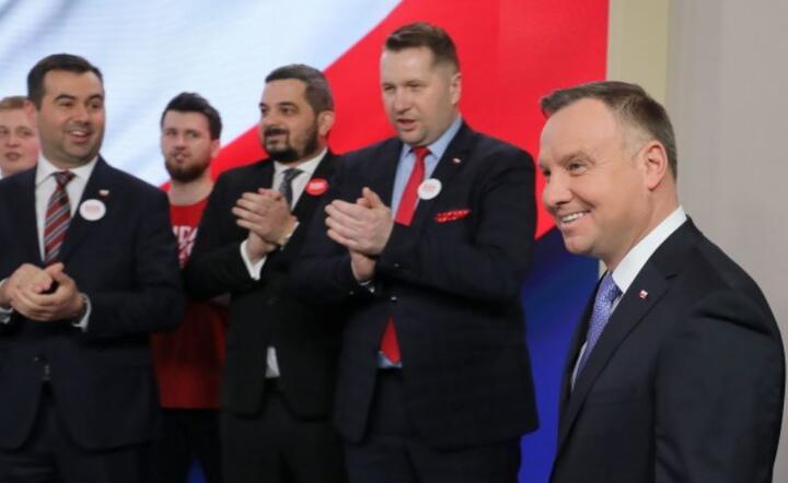 Prezydent Andrzej Duda (P) oraz posłowie PiS Krzysztof Sobolewski (3P), Przemysław Czarnek (2P) i rzecznik prezydenta Błażej Spychalski (L) podczas prezentacji składu sztabu wyborczego.  / autor: PAP/Paweł Supernak