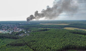 Pod Zieloną Górą pożar hali z substancjami niebezpiecznymi