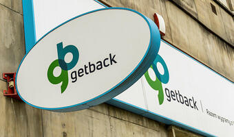 Poszkodowani w aferze GetBack przed siedzibą prokuratury