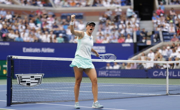 Polka w geście triumfu na korcie na centralnym korcie Flushing Meadows w Nowym Jorku / autor: PAP/EPA/JASON SZENES