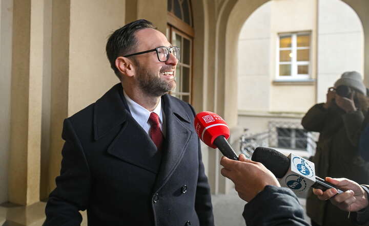 Europoseł PiS, były prezes Orlen Daniel Obajtek w rozmowie z dziennikarzami przed siedzibą NIK / autor: PAP/Marcin Obara