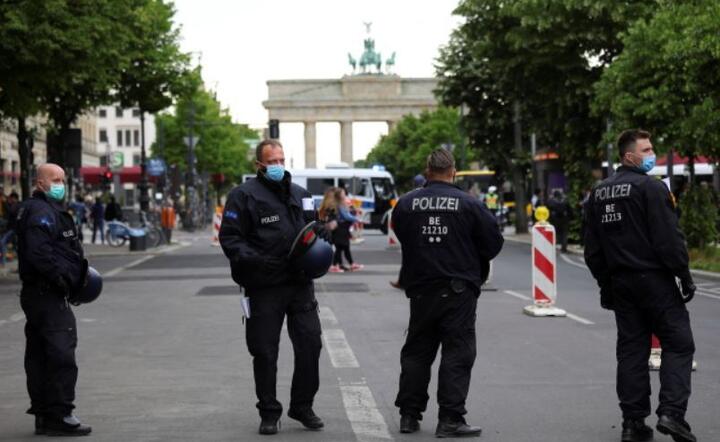 Policjanci podczas demonstracji w Berlinie przeciwko restrykcjom związanym z koronawirusem. / autor: PAP/EPA/OMER MESSINGER