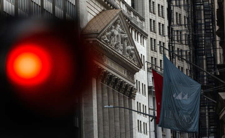Uliczne światła na Wall Street przed wejściem głównym do giełdy nowojorskiej / autor: PAP/EPA/OLGA FEDOROVA 
