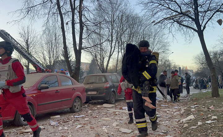 Akcja ratunkowa po rosyjskim bombardowaniu Tarnopola, 19 listopada 2025 / autor: PAP/EPA/UKRAINE'S PRESIDENT VOLODYMYR ZELENSKY VIA TELEGRAM