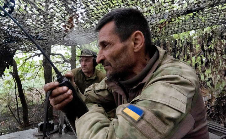 Obwód charkowski, Ukraina, 16.04.2024. Artylerzyści z 57. oddzielnej brygady piechoty zmotoryzowanej na swoich pozycjach przy zakamuflowanym dziele samobieżnym 2S1 „Gwozdika” w obwodzie charkowskim / autor: PAP/Mykola Kalyeniak