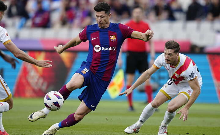 Robert Lewandowski w meczu ligowym Barcelony / autor: PAP/EPA/ENRIC FONTCUBERTA