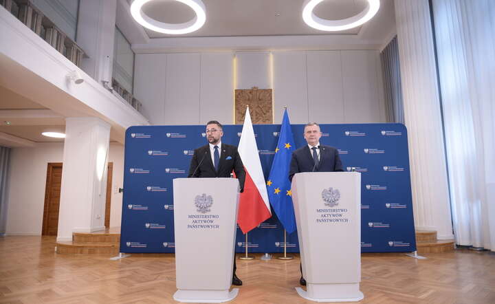 Wiceminister aktywów państwowych Marcin Kulasek (z lewej) i wiceminister obrony narodowej Paweł Bejda na konferencji prasowej / autor: Fot. PAP/Marcin Obara