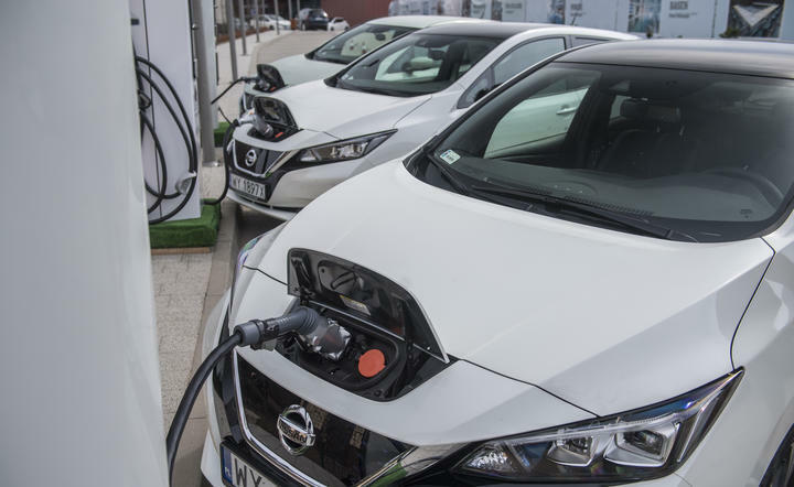 ładowanie "elektryka" / autor: Nissan