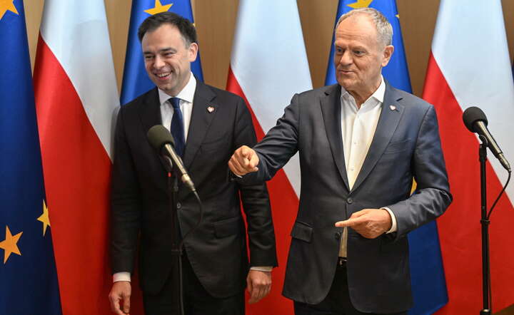 Premier RP Donald Tusk (P) i minister finansów i gospodarki Andrzej Domański (L) podczas konferencji prasowej, 21 października 2026 / autor: PAP/Radek Pietruszka