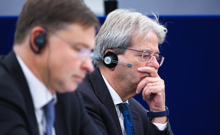wiceszef KE Valdis Dombrovskis (L) i komisarz ds. gospodarczych Paolo Gentiloni (P)  / autor: fotoserwis PAP