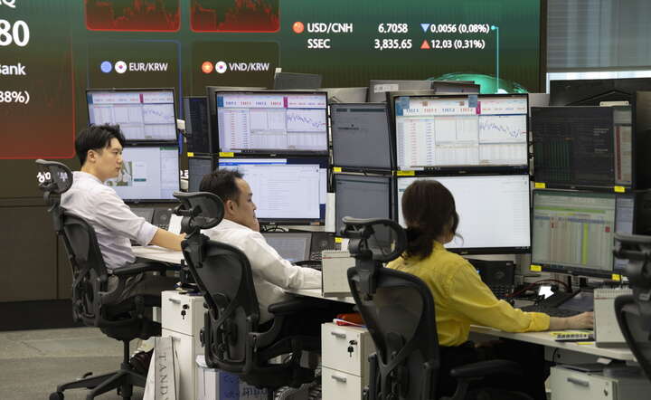 Dealerzy walutowi południowokoreańskiego Hana Bank przy pracy / autor: PAP/EPA/JEON HEON-KYUN