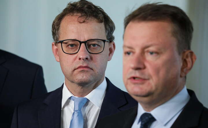 Poseł PiS Marcin Romanowski (L) i przewodniczący KP PiS Mariusz Błaszczak (P) podczas konferencji prasowej w Sejmie  / autor: PAP/Tomasz Gzell