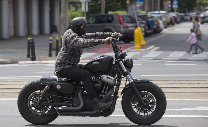 Sprzedaż motocykli na pełnym gazie