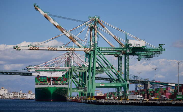 Port kontenerowy w Los Angeles (Kalifornia,USA) - jeden z głównych węzłów handlu między USA i Chinami / autor: PAP/EPA/ALLISON DINNER