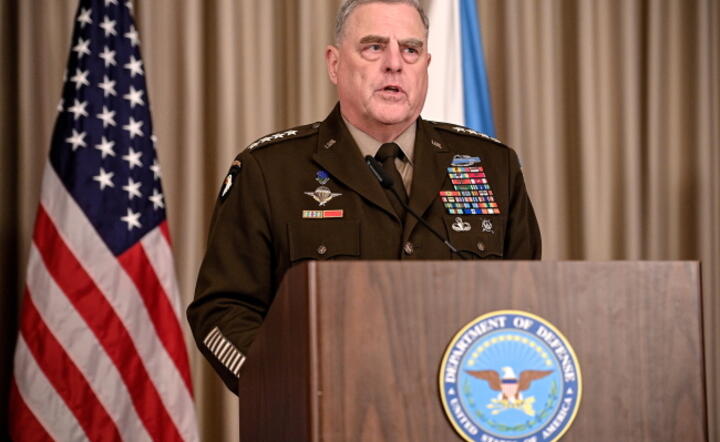 Szef połaczonych sztabów US Army gen. Mark Milley na konferencji prasowej po spotkaniu w bazie Ramstein w Niemczech / autor: PAP/EPA/SASCHA STEINBACH