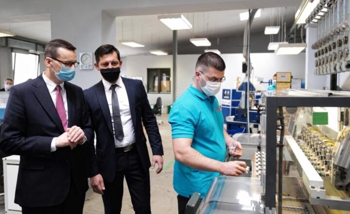 Premier Mateusz Morawiecki podczas wizyty w firmie ELSIT w Gliwicach / autor: PAP/ Andrzej Grygiel