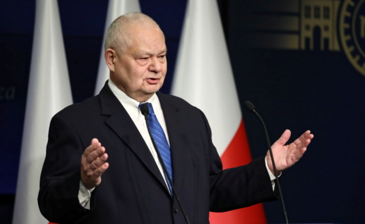 Prof. Adam Glapiński podczas środowej konferencji prasowej / autor: PAP/Tomasz Gzell