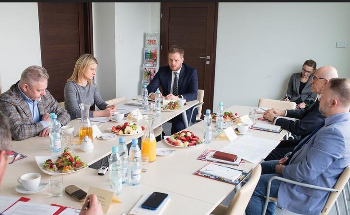 Debata na temat tzw. opłaty cukrowej w redakcji „Gazety Bankowej'  / autor: Fratria