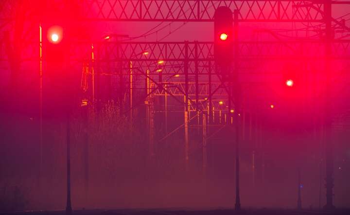 Rozbudowie polskiej sieci kolejowej włączono czerwony semafor / autor: Fratria / AS