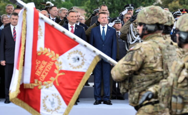 Zwierzchnik sił zbrojnych, prezydent Andrzej Duda (C-L), marszałek Sejmu Marek Kuchciński (L) oraz minister obrony Mariusz Błaszczak (C-P) podczas Wielkiej Defilady Niepodległości z okazji Święta Wojska Polskiego / autor: fot. PAP/Jacek Turczyk