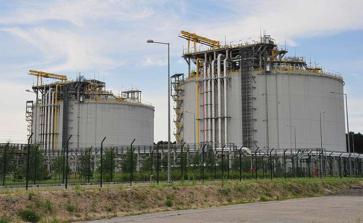 Zbiorniki na gaz LNG w gazoporcie im. prezydenta Lecha Kaczyńskiego w Świnoujściu - to polska polisa bezpieczeństwa energetycznego / autor: Pixabay