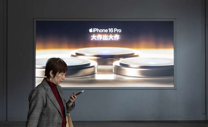 Reklama iPhone'a najnowszej generacji na ulicy w Pekinie / autor: PAP/EPA/JESSICA LEE