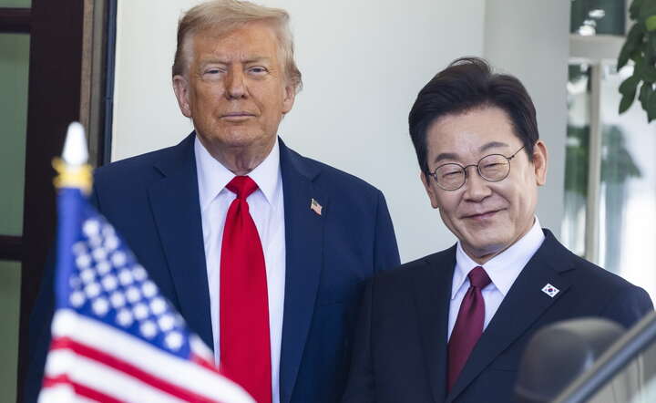 Prezydent USA Donald Trump (L)  i prezydent Korei Południowej Li Dze Mjung (P) w Białym Domu / autor: PAP/EPA/JIM LO SCALZO