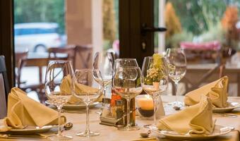 Wracają salony fryzjerskie i restauracje. Jak będą funkcjonować?