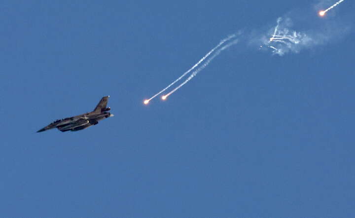 Atak prewencyjny Izraela na Hezbollah / autor: PAP/EPA/ATEF SAFADI