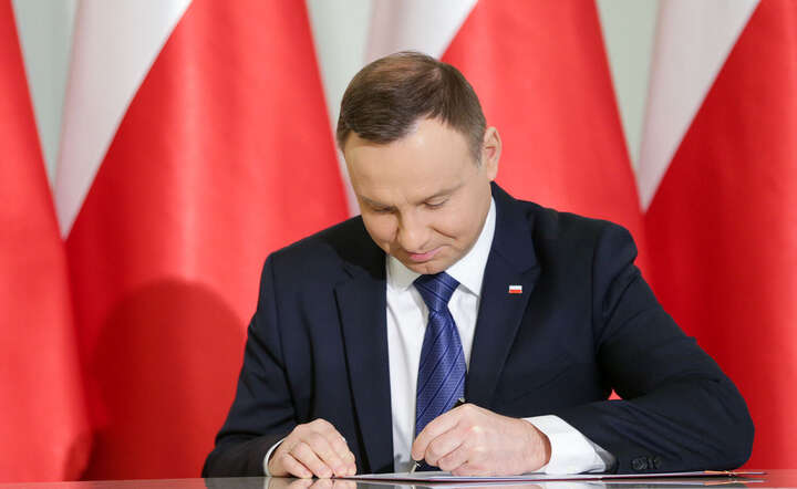 Prezydent podpisuje ustawę  / autor: Krzysztof Sitkowski/ KPRP