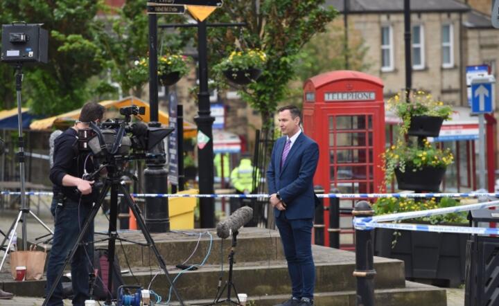 Ekipa telewizyjna w relacji live z miejsca zabójstwa posłanki Partii Pracy Jo Cox. fot. PAP/EPA/FACUNDO ARRIZABALAGA