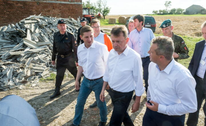 Minister spraw wewnętrznych i administracji Mariusz Błaszczak (C) i sekretarz stanu w MON Bartosz Kownacki (L) podczas wizyty w Wielkiej Klonii w kujawsko-pomorskim, fot. PAP/Tytuz Żmijewski