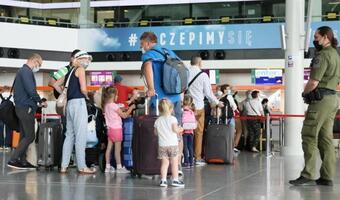 Uważaj na wirusa! Wakacje w cieniu wędrującej Delty