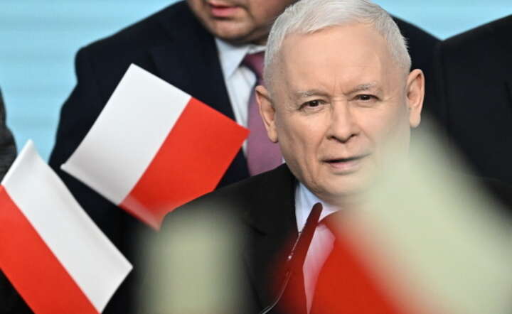 Prezes PiS Jarosław Kaczyński przemawia w siedzibie Prawa i Sprawiedliwości przy ul. Nowogrodzkiej w Warszawie / autor: PAP/Radek Pietruszka
