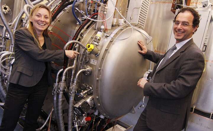 Akcelerator cząstek dla eksperymentalnego reaktora ITER - stanowisko testowe ELISE (Extraction from a Large Ion Source Experiment). Nz. prof. dr Ursel Fantz z IPP i dr Antonio Masiello / autor: fot. materiały prasowe IPP / MPI for Plasma Physics 