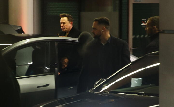 Właściciel Tesli i platformy X Elon Musk (L) na Międzynarodowym Porcie Lotniczym im. Jana Pawła II Kraków-Balice / autor: PAP/Łukasz Gągulski