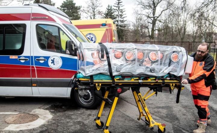 Komory izolacyjne do transportu pacjentów zakażonych groźnymi chorobami wirusowymi,w Wojewódzkiej Stacji Pogotowia Ratunkowego w Bydgoszczy.  / autor: PAP/Tytus Żmijewski